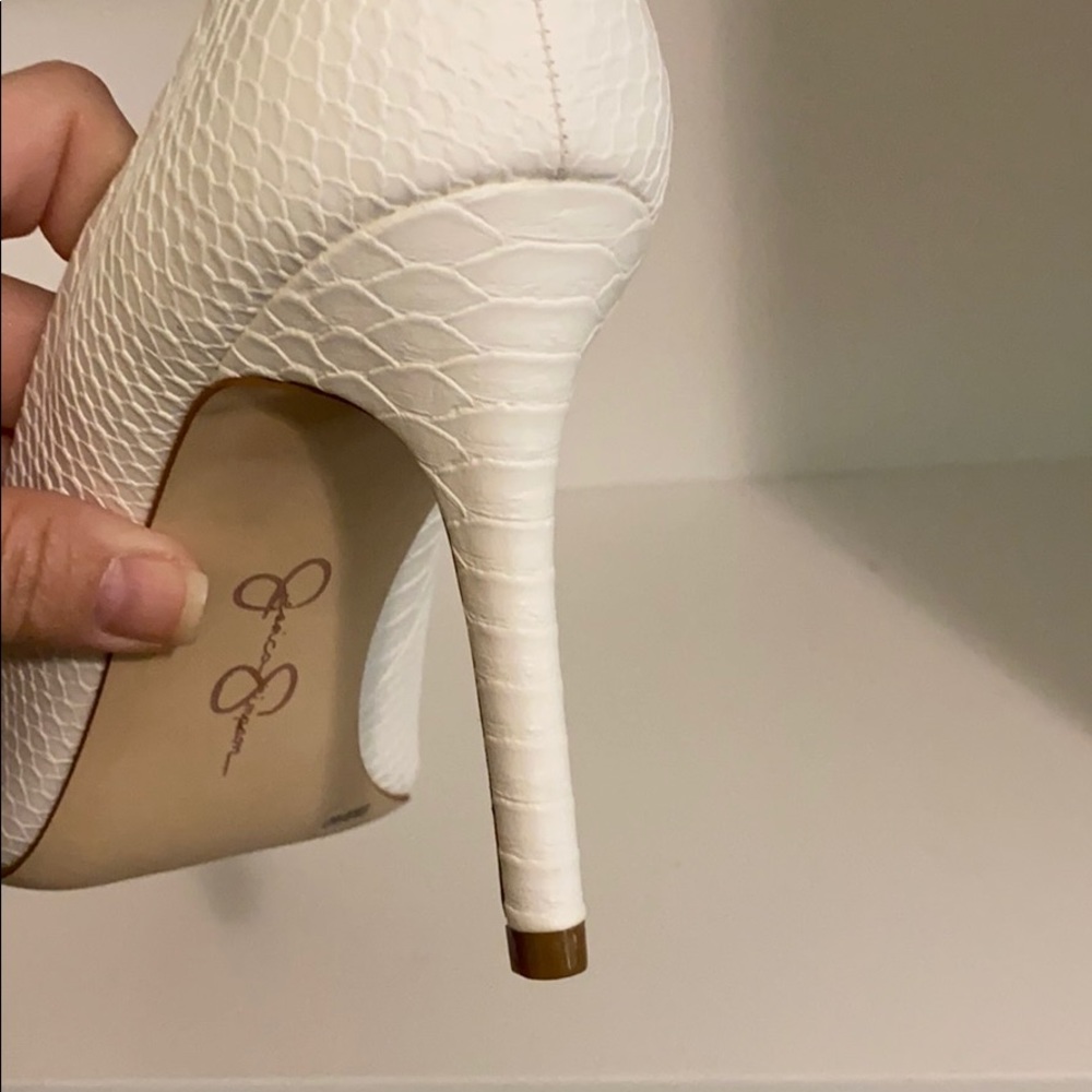 NWOT. Jessica Simpson White Snake Skin Like Heels - Picture 2 of 8